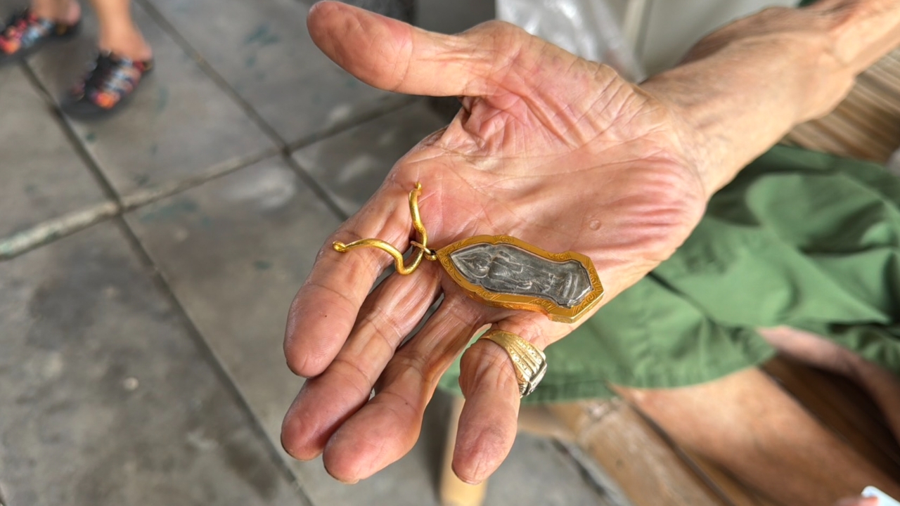 ราคาทองทะลุ 8 หมื่น โจรทำทีซื้อโต๊ะ ก่อนกระชากสร้อยทองหนัก 10 บาทตาวัย 80 หลบหนี