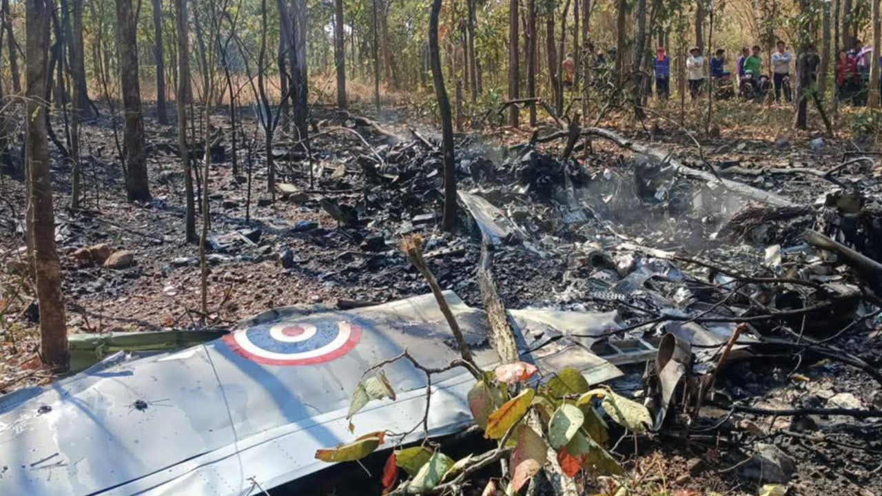 เครื่องบินทหาร AT-6 สังกัดกองทัพอากาศ ตกกลางป่าไฟลุกท่วม ดับ 2 ศพ