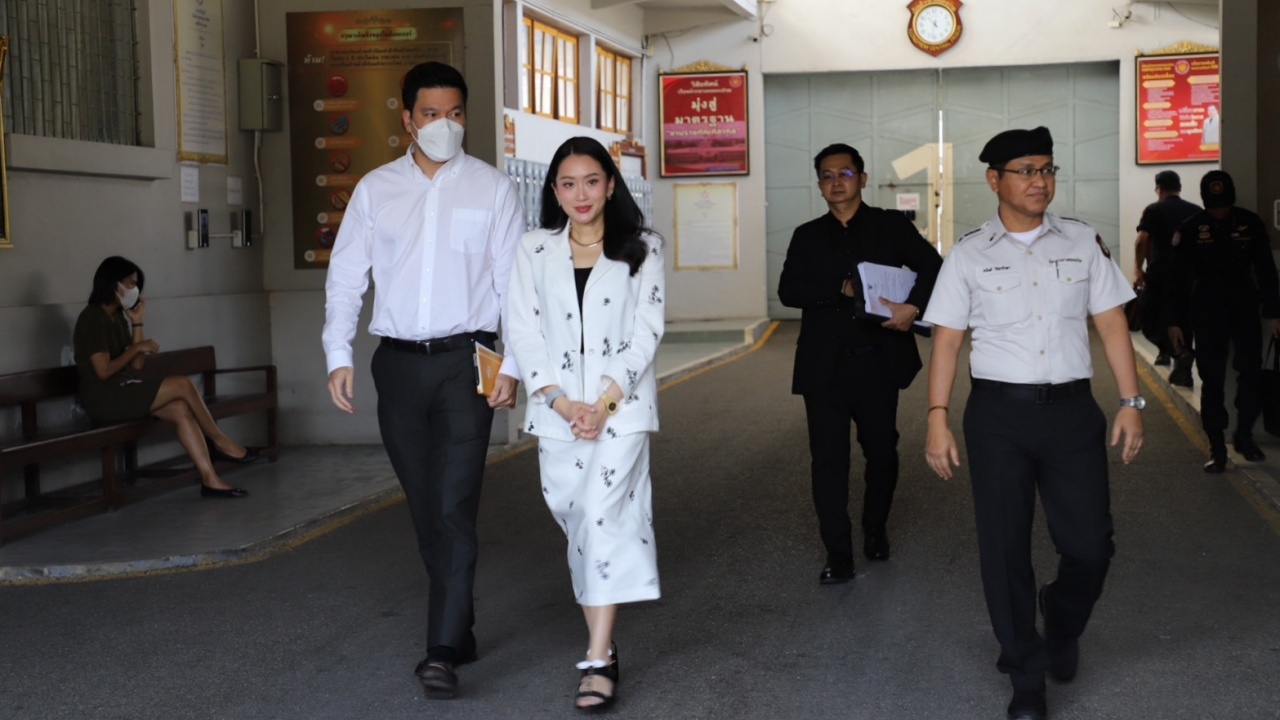 "อิ๊งค์-สามี" เข้าเยี่ยม "ทักษิณ" เผยคุณพ่อป่วยเล็กน้อย ไม่ค่อยสบาย