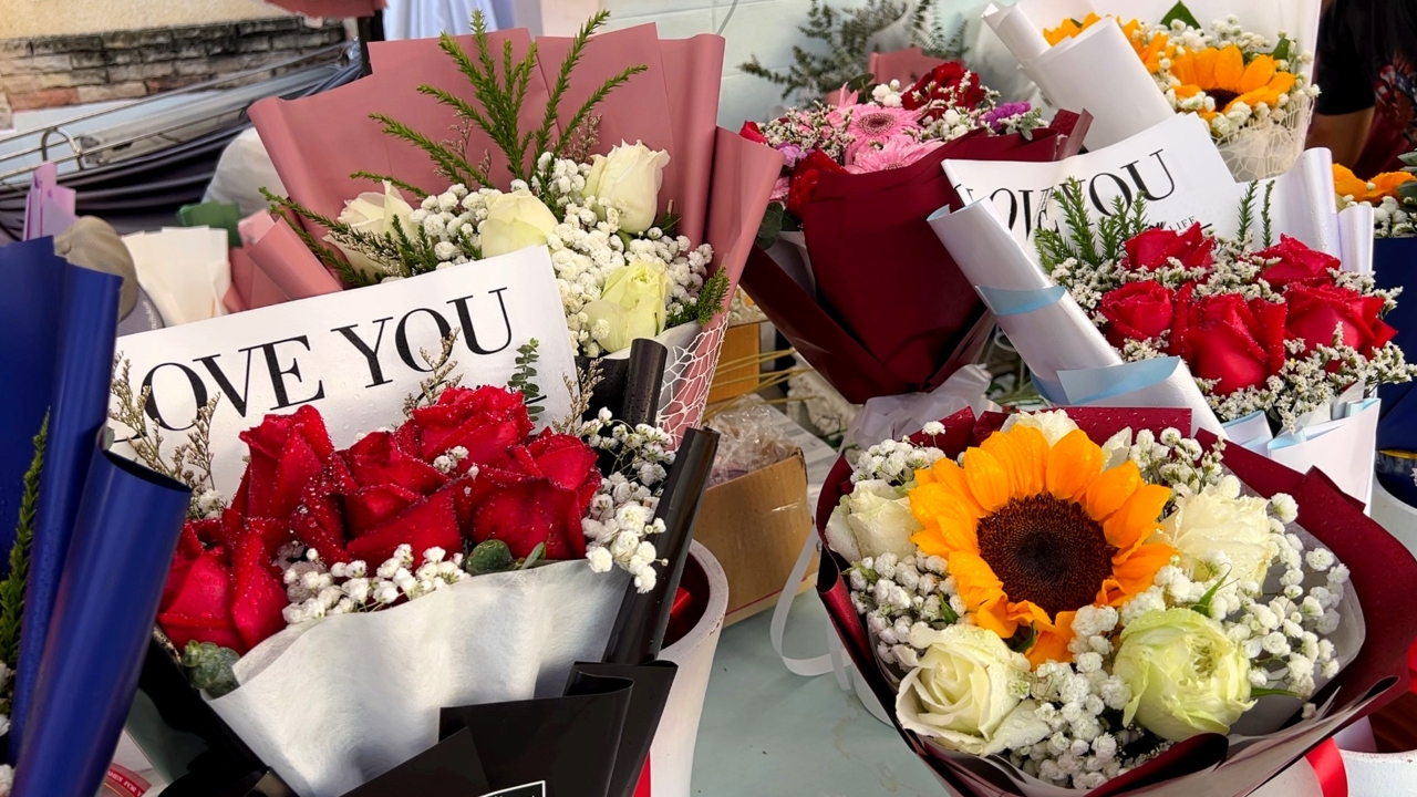 ร้านดอกไม้โอดวาเลนไทน์ ยอดสั่งจองน้อย เหตุตรงวันหยุด-สติ๊กเกอร์หัวใจฮอตขายเกลี้ยง