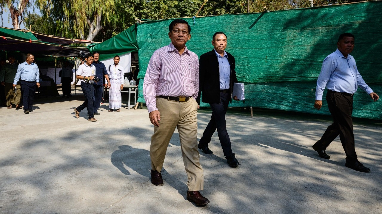 เผย"มิน อ่องหล่าย"รอดตายหวุดหวิดจากเหตุจรวดโจมตีในมัณฑะเลย์ ขณะใส่ชุดเครื่องทรงกษัตริย์พม่าทำพิธี