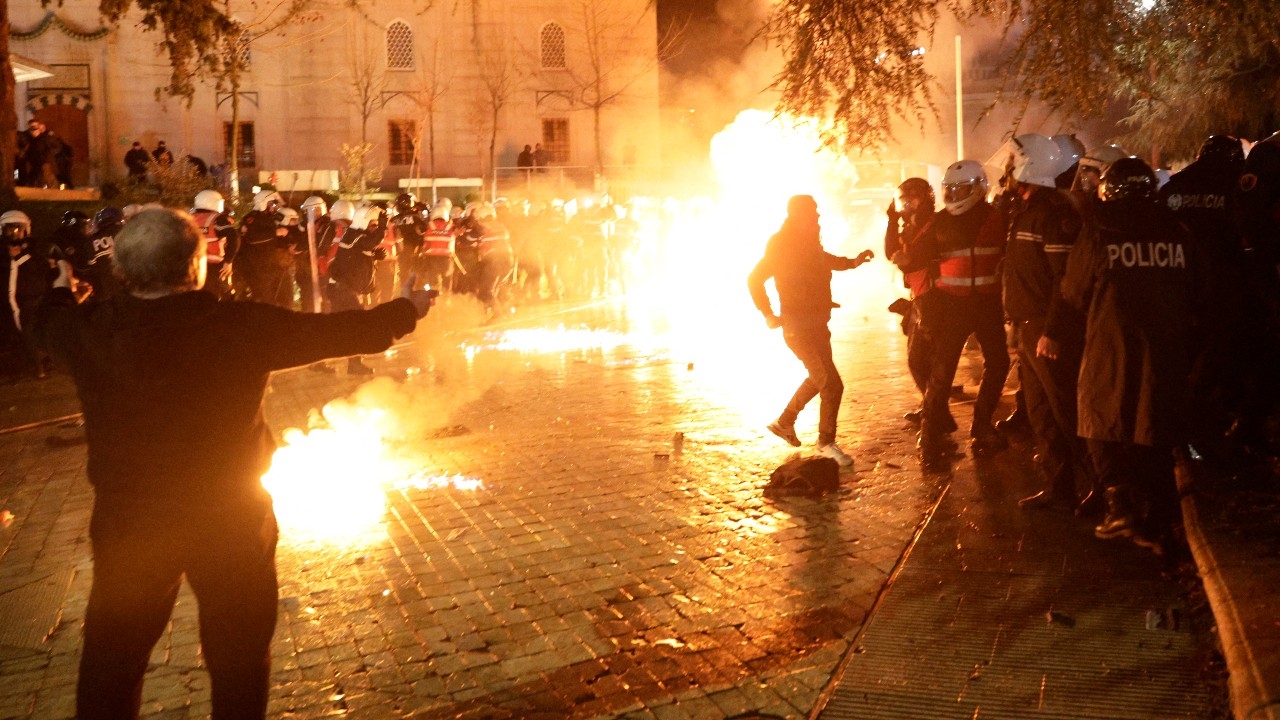 ม็อบแอลเบเนียปะทะกับตำรวจควบคุมฝูงชน เจ้าหน้าที่บาดเจ็บนับสิบราย