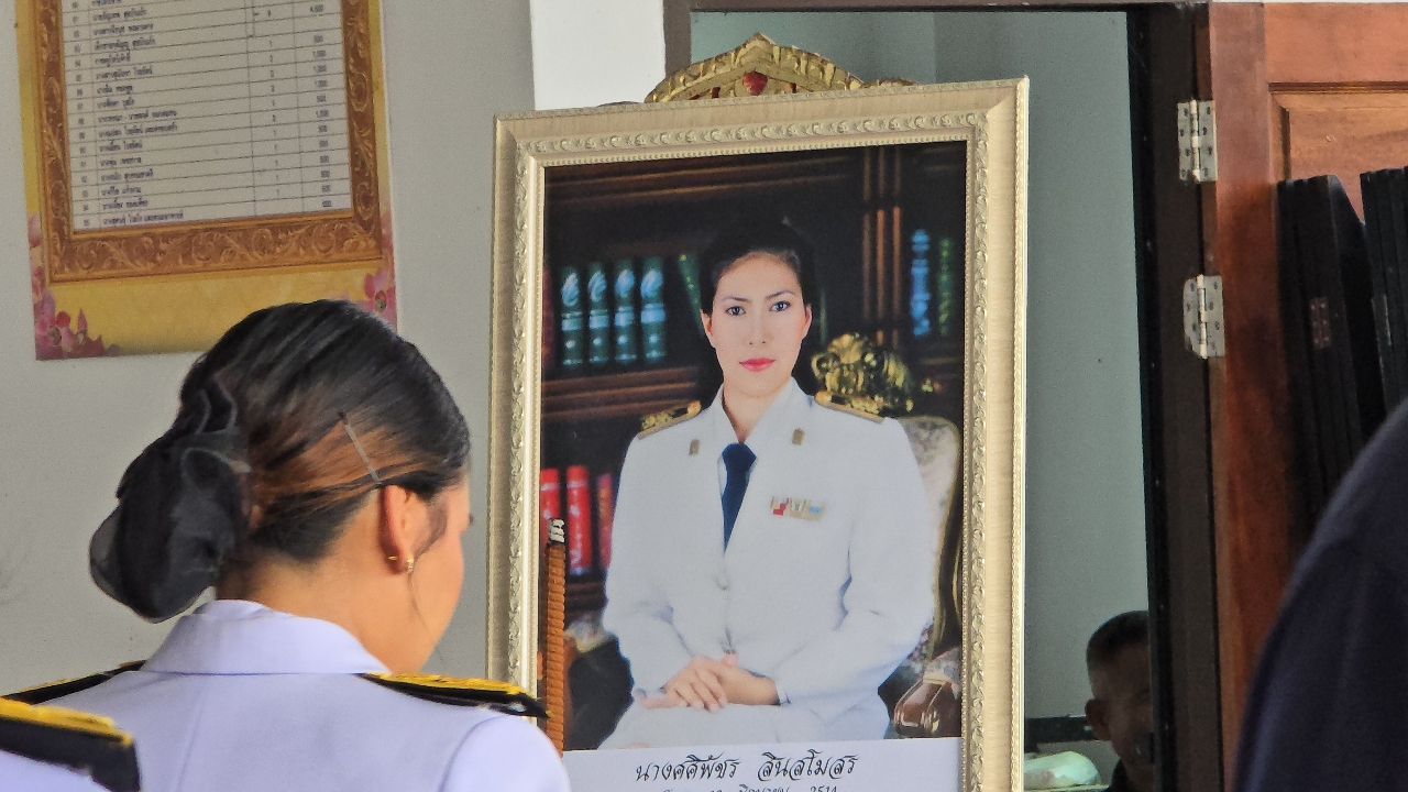 สุดเศร้า รดน้ำศพ "ผอ.ศศิพัชร" สามี-ลูก เล่านาทีเกิดเหตุ กระทบจิตใจแต่ต้องเข้มแข็ง