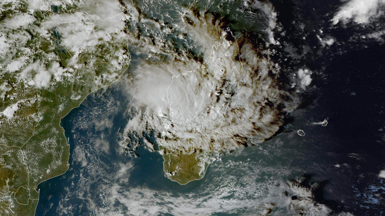 ไซโคลนรุนแรงถล่มท่าเรือมาดากัสการ์ ดับแล้ว 20 ศพ