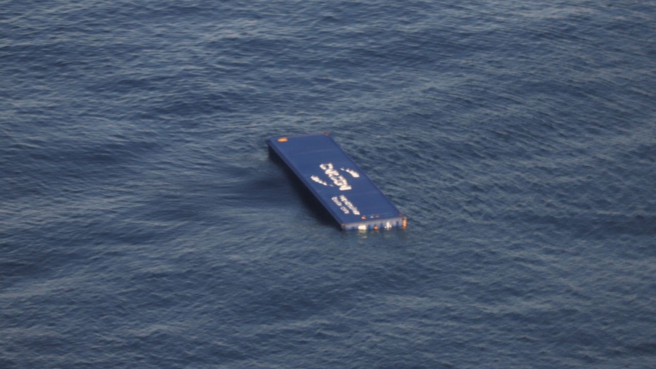 เตือนห้ามใกล้ "ตู้คอนเทนเนอร์" มีสารอันตราย หลังเรือบรรทุกสินค้าอับปางที่ภูเก็ต