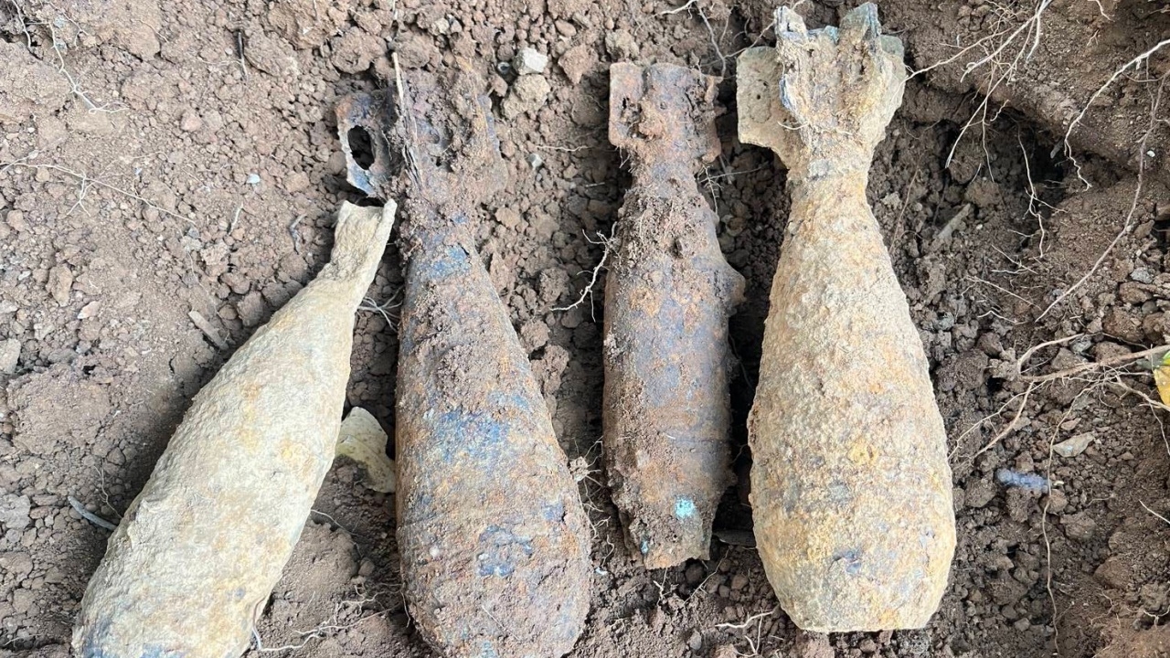 ชาวบ้านพะเยาแตกตื่น พบลูกระเบิด 4 ลูกในป่า เจ้าหน้าที่เก็บกู้ทำลายทันที