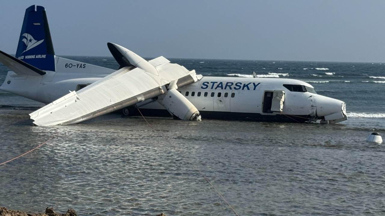 ระทึก บินโซมาเลีย ลงจอดกระแทกพื้น ผู้โดยสาร 55 คนรอดทั้งหมด