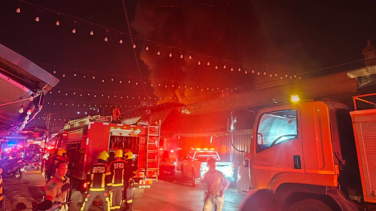 ด่วน ไฟไหม้ร้านค้าในตลาดนัดจตุจักร เจ้าหน้าที่เร่งฉีดน้ำสกัด