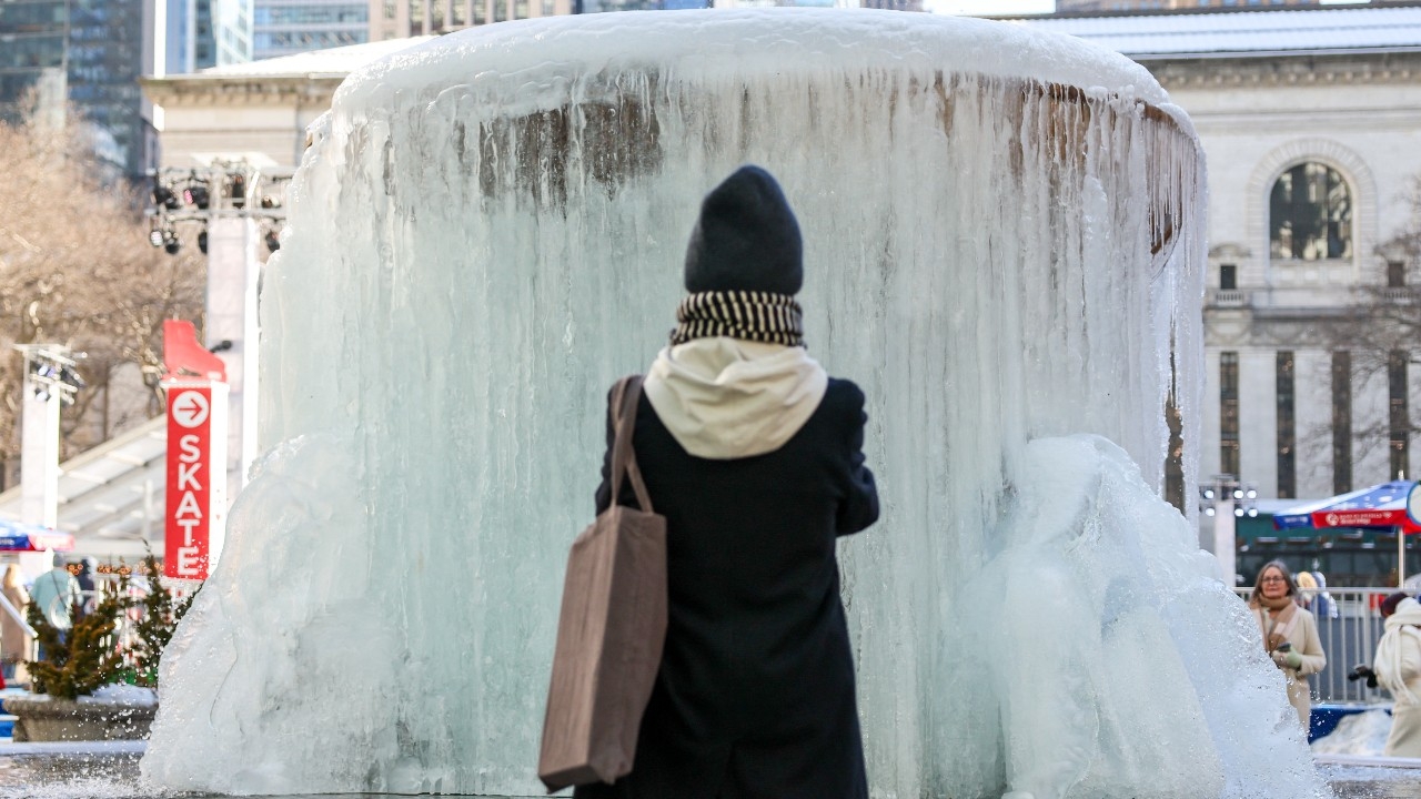 นิวยอร์กอ่วม คลื่นความเย็นปกคลุมยาวนาน อุณหภูมิต่ำกว่าศูนย์องศานานสุดในรอบ 60 ปี ดับแล้ว 18 ศพ