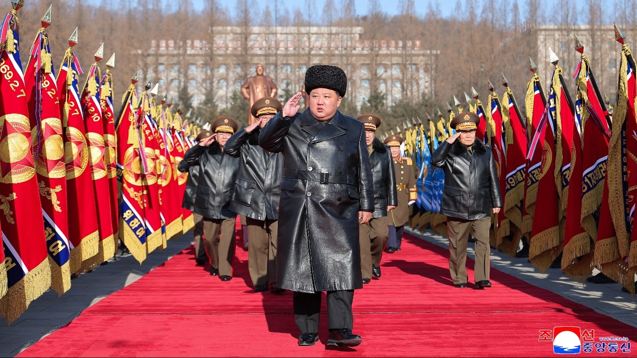 "คิม จองอึน" ชี้กองทัพเกาหลีเหนือจะมีบทบาทโดดเด่นใน 5 ปีข้างหน้า พร้อมร่วมฉลอง 78 ปีกองทัพประชาชน 