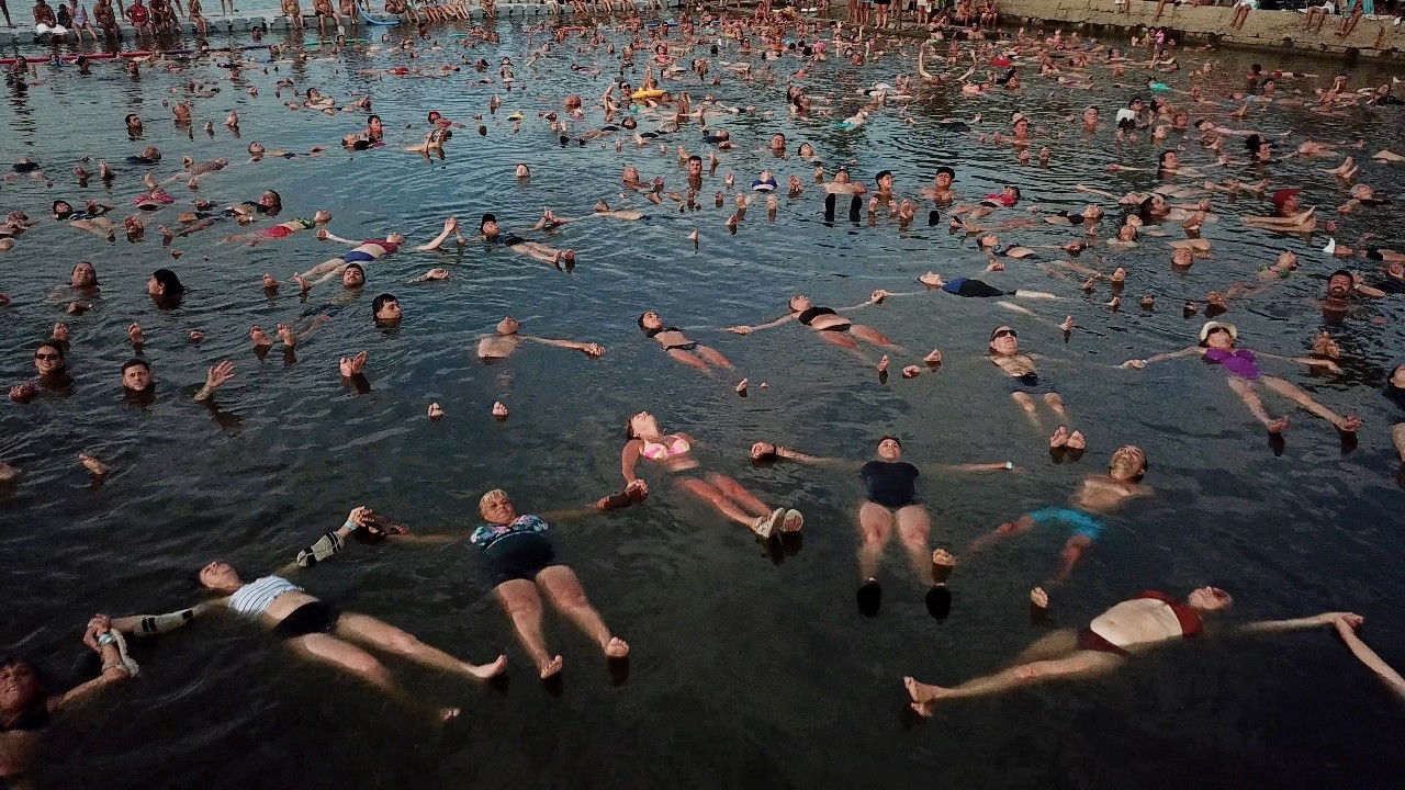 อาร์เจนตินาลุ้นสถิติโลก คนลอยน้ำพร้อมกันมากที่สุด กลางทะเลสาบน้ำเค็ม "มาร์ ชีกีตา"