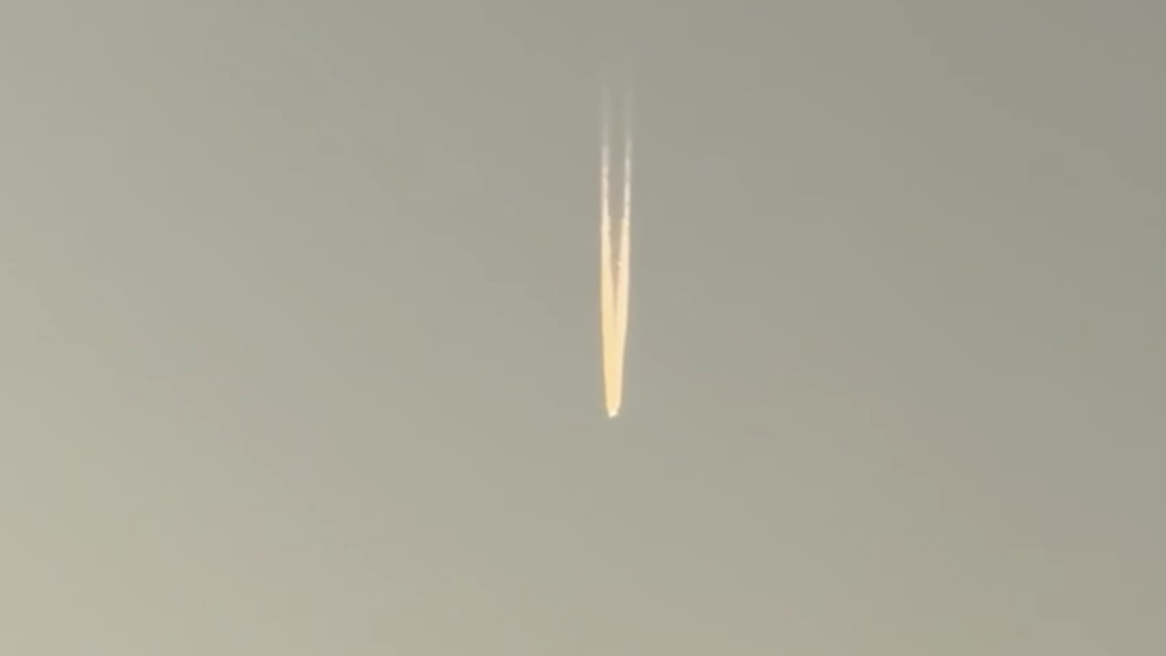 ไม่ต้องตกใจ "ลูกไฟสีส้ม" โผล่ท้องฟ้าเชียงใหม่ แท้จริงคือ "เมฆหางเครื่องบิน"