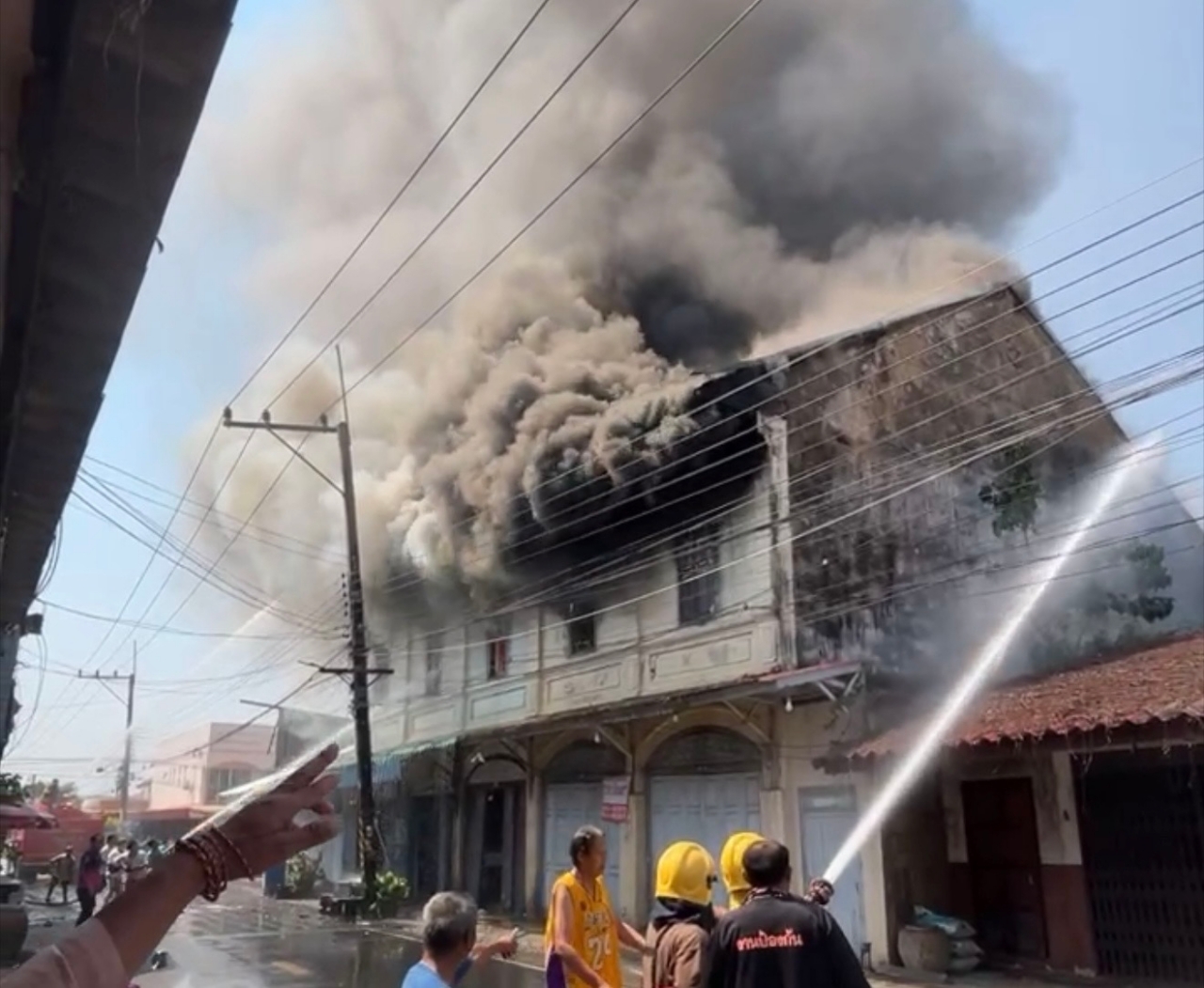 ชาวบ้านวิ่งหนีตาย ไฟไหม้อาคารเก่ากว่า 100 ปี ย่านเมืองเก่าสิงห์ท่า วอด 2 คูหา