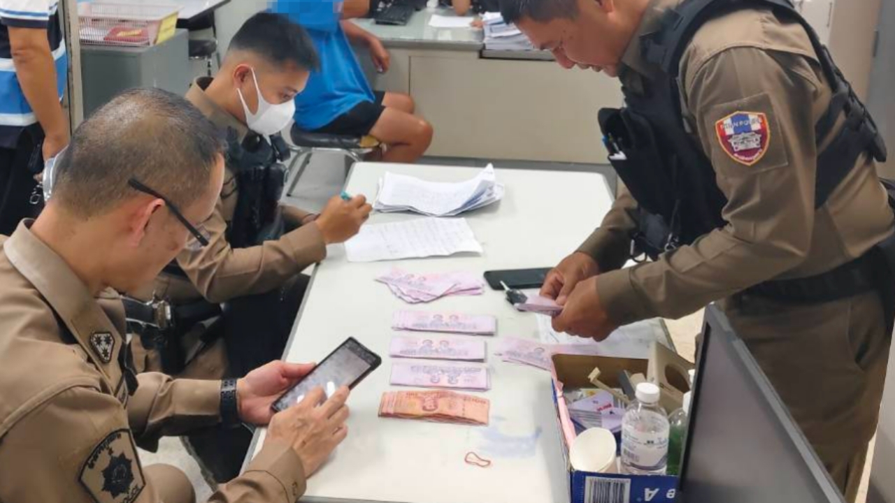 จับหัวคะแนนเตรียมซื้อเสียง ของกลางครบ แบงก์ 100-500 แนบโพยรายชื่อ