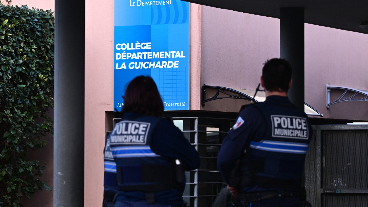 เด็กฝรั่งเศส แทงครูศิลปะเจ็บหนัก รับลงมือเพราะความเกลียดชัง