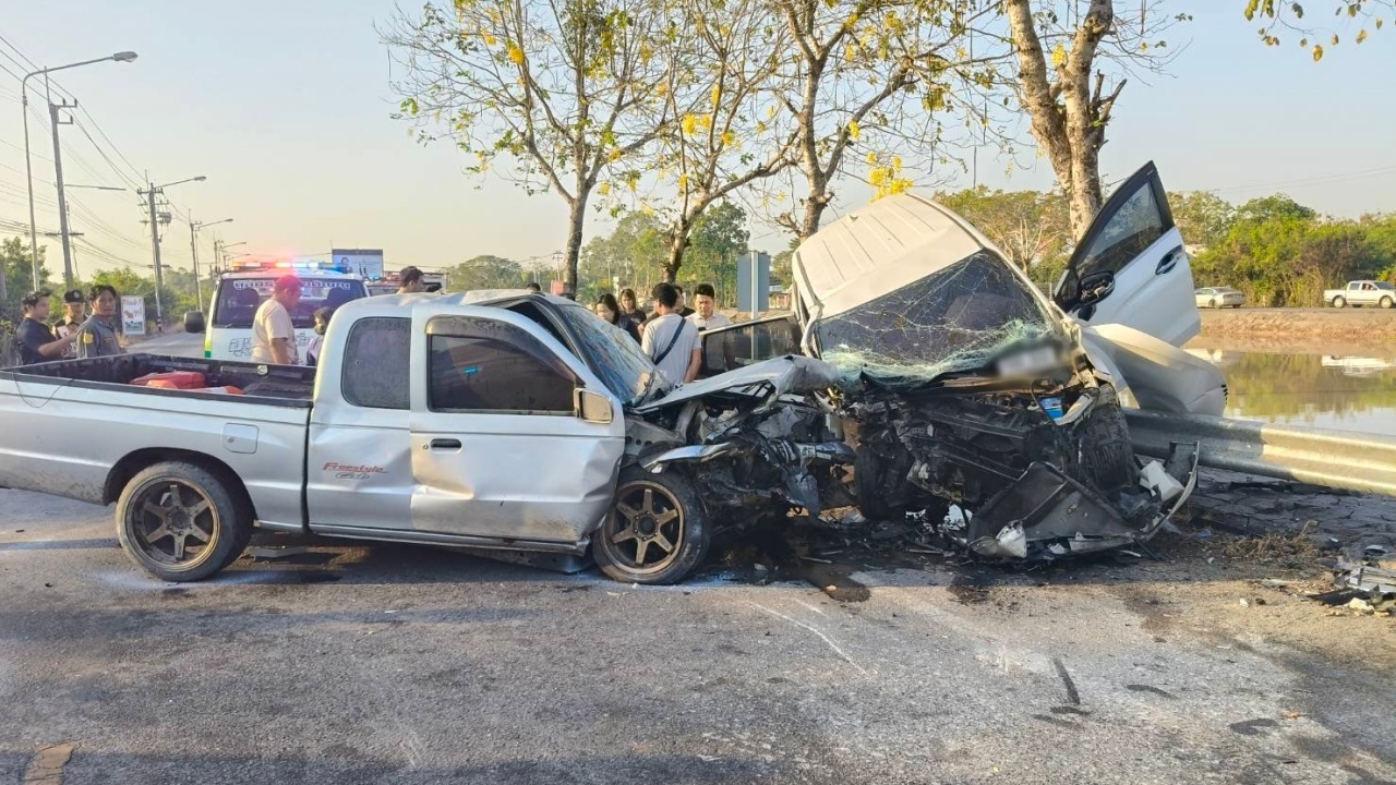 กล้องวงจรปิดจับภาพ นาที "กระบะเสียหลัก" ชนรถยนต์ รอง ผอ.โรงเรียนบึงบา บาดเจ็บ