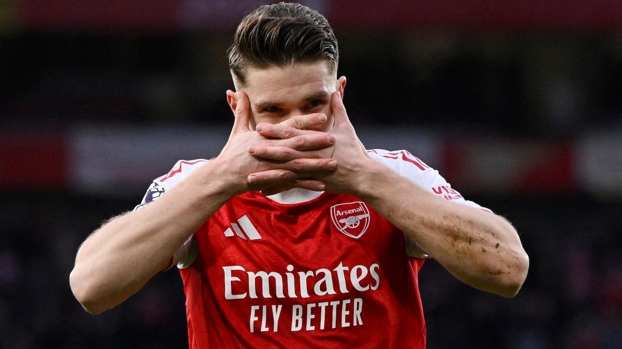 Arsenal Thrash Sunderland to Extend Lead at Premier League Summit