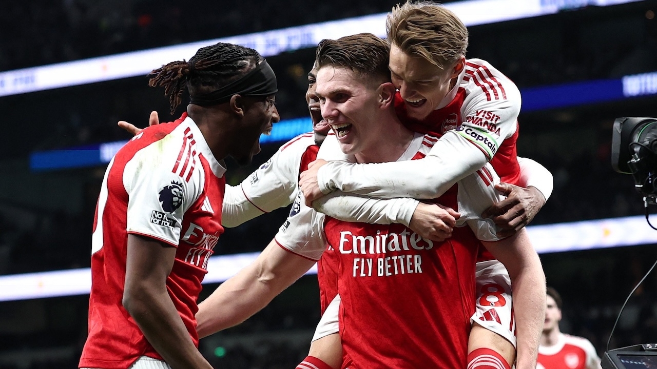 Arsenal Thrash Tottenham to Secure Premier League Top Spot