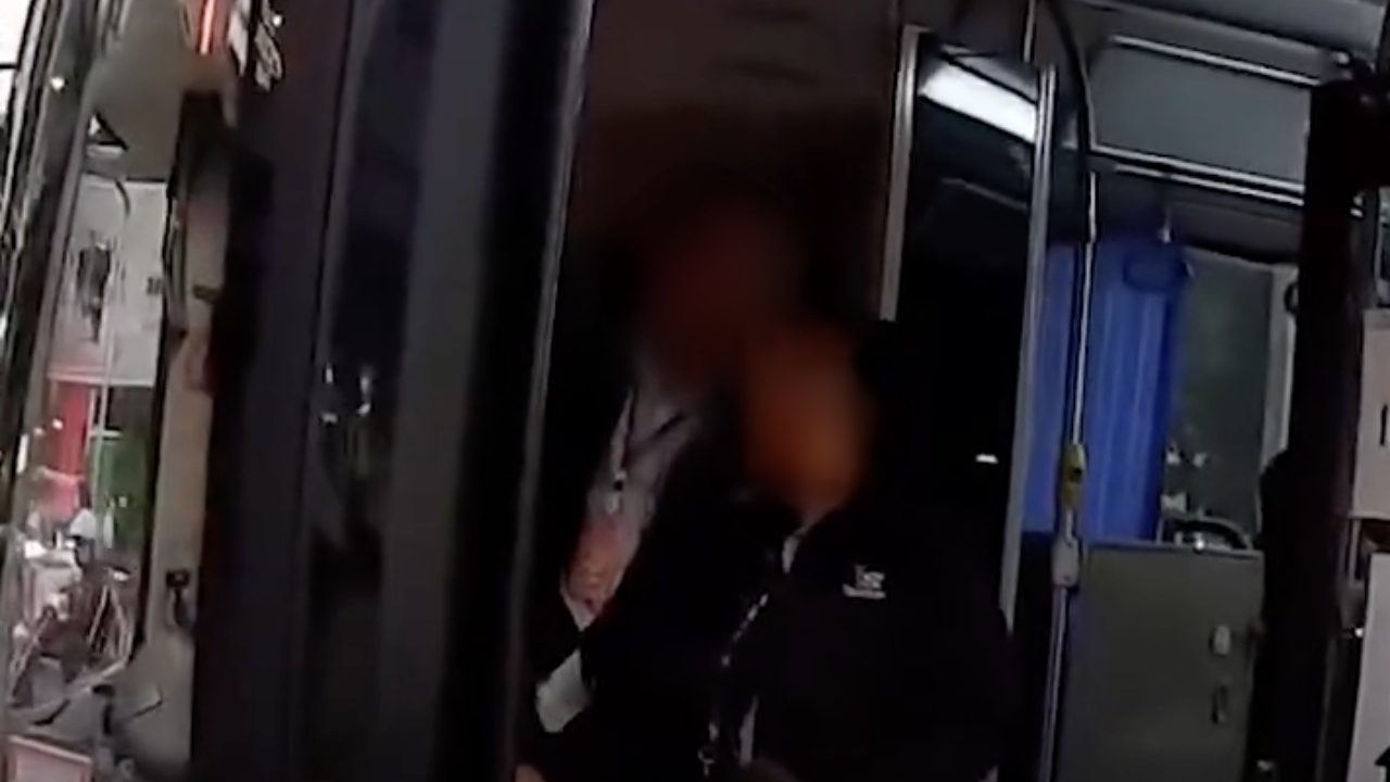 กรมขนส่ง เร่งตามคนขับรถเมล์ชี้แจงด่วน คลิปบีบแตรไล่ จยย. จอดให้คนข้ามทางม้าลาย