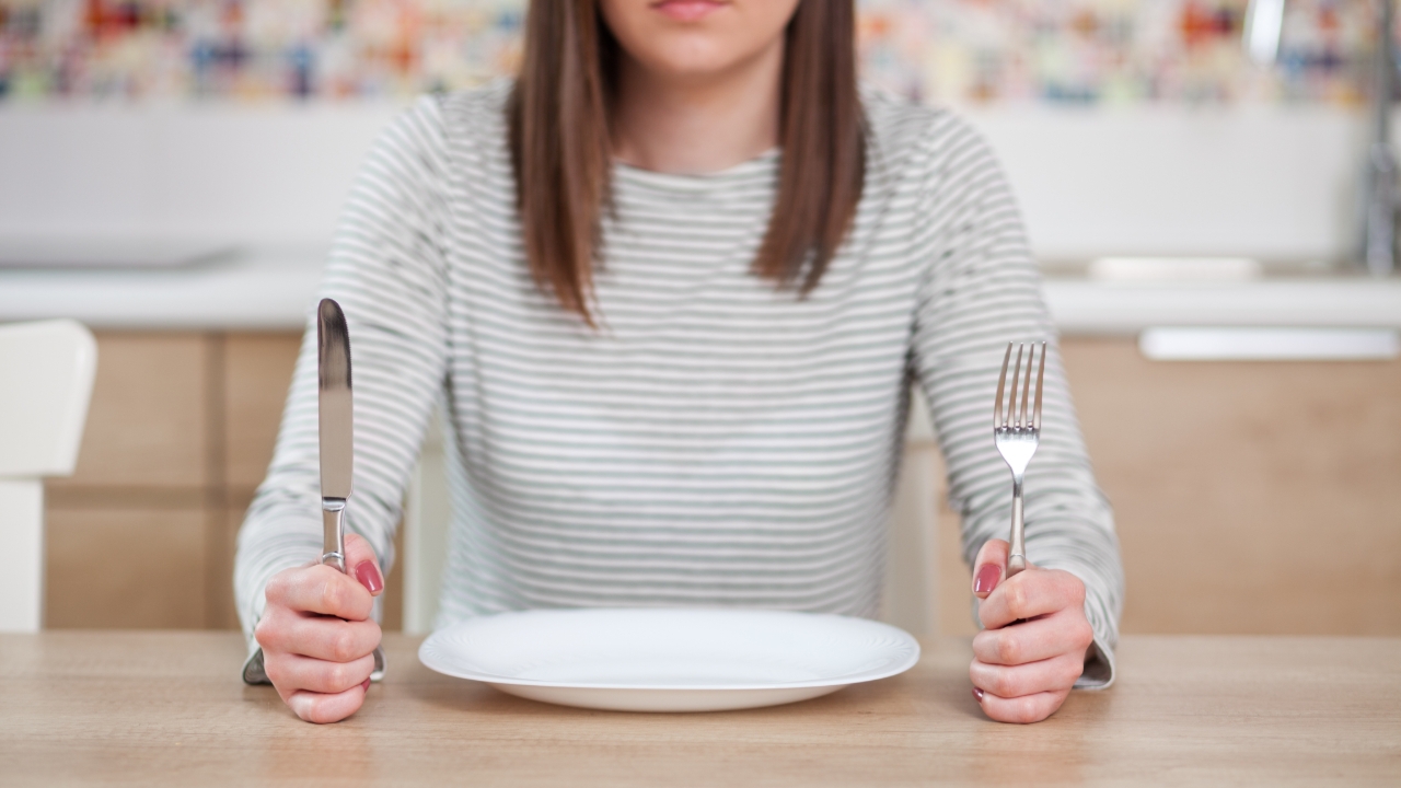 การอดอาหาร ส่งผลเสียต่อร่างกายอย่างไร