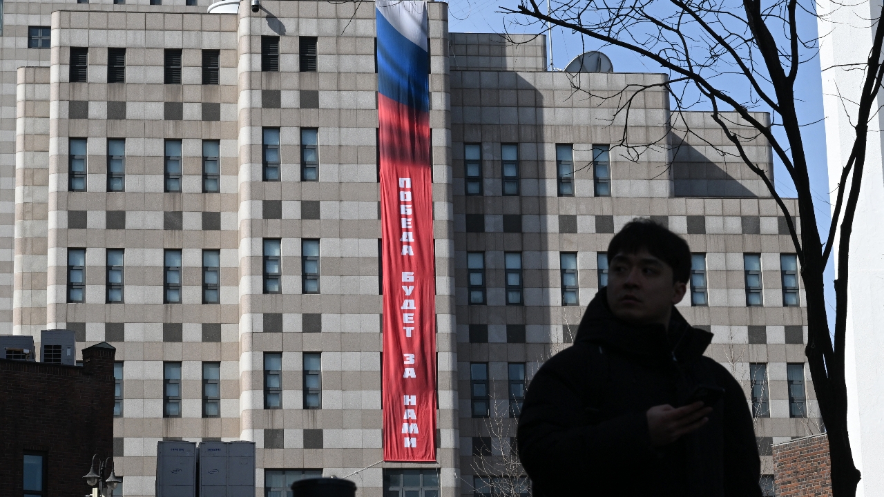 เกาหลีใต้ประท้วง สถานทูตรัสเซียแขวนป้ายปลุกใจ ครบ 4 ปีสงครามยูเครน