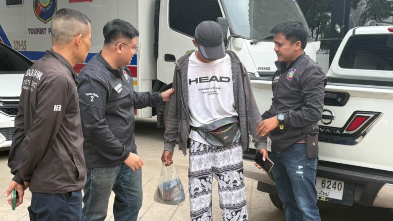 ตร.ท่องเที่ยว รวบหนุ่มขายอาหารนกประตูท่าแพ หลังชูนิ้ว-แลบลิ้นใส่นักท่องเที่ยวจีน