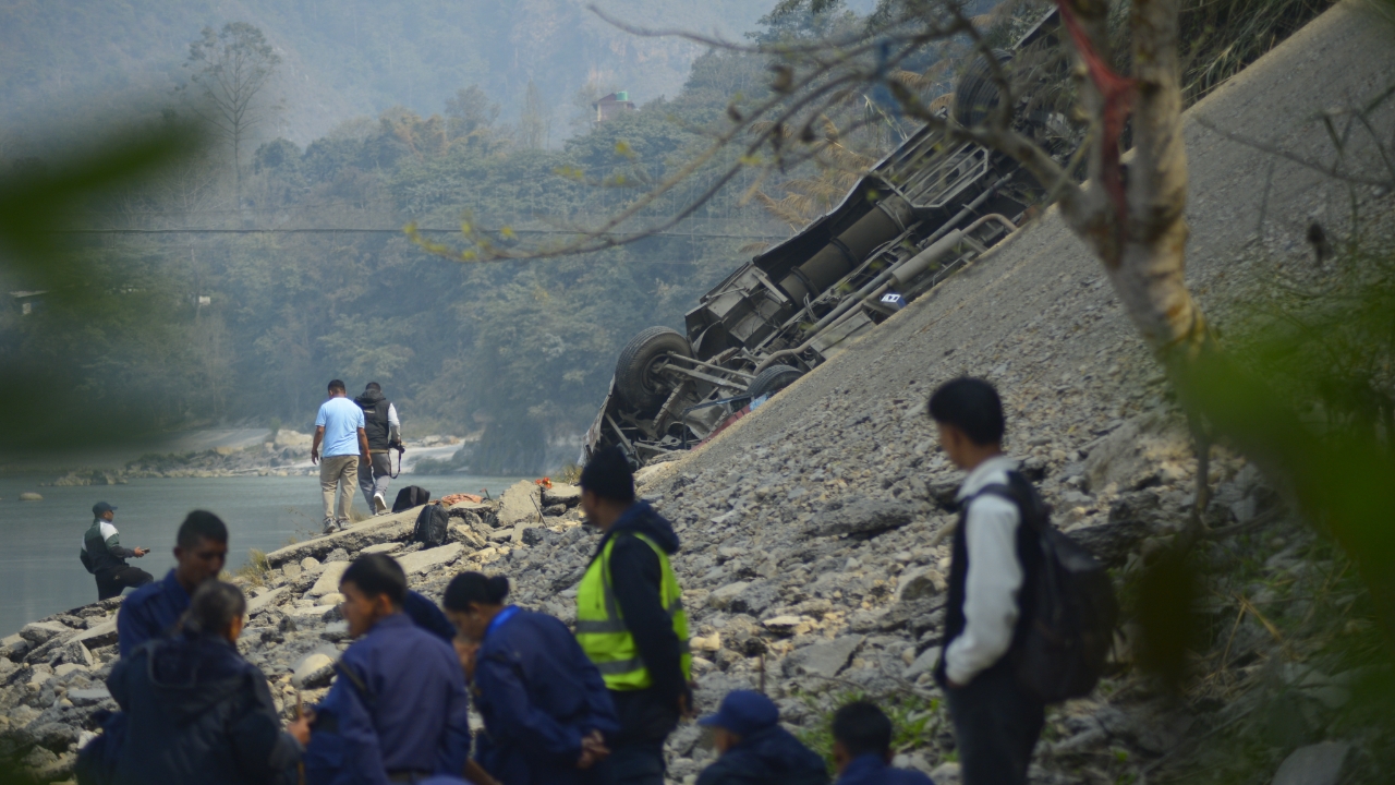 รถบัสเนปาล ตกเหวลึก 200 ม. ดับแล้ว 19 ศพ รวมชาว UK