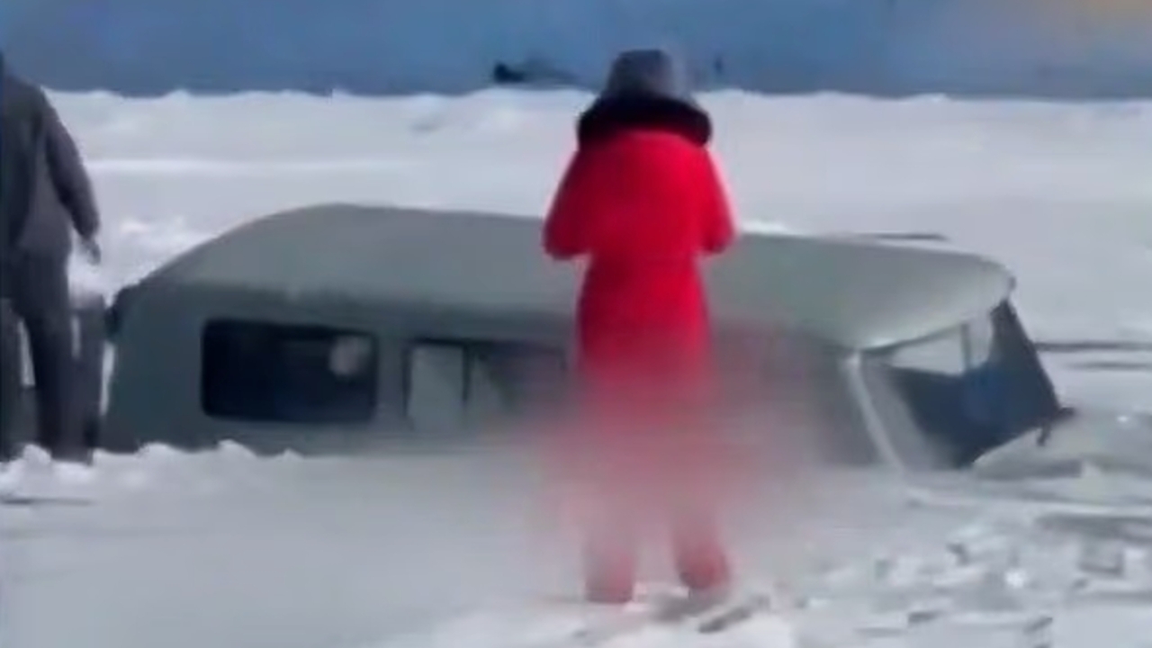 รัสเซียคุมทัวร์ผิดกฎหมาย หลังเหตุสลดมินิบัสนักท่องเที่ยวจีนพุ่งตกทะลุทะเลสาบไบคาล (คลิป)