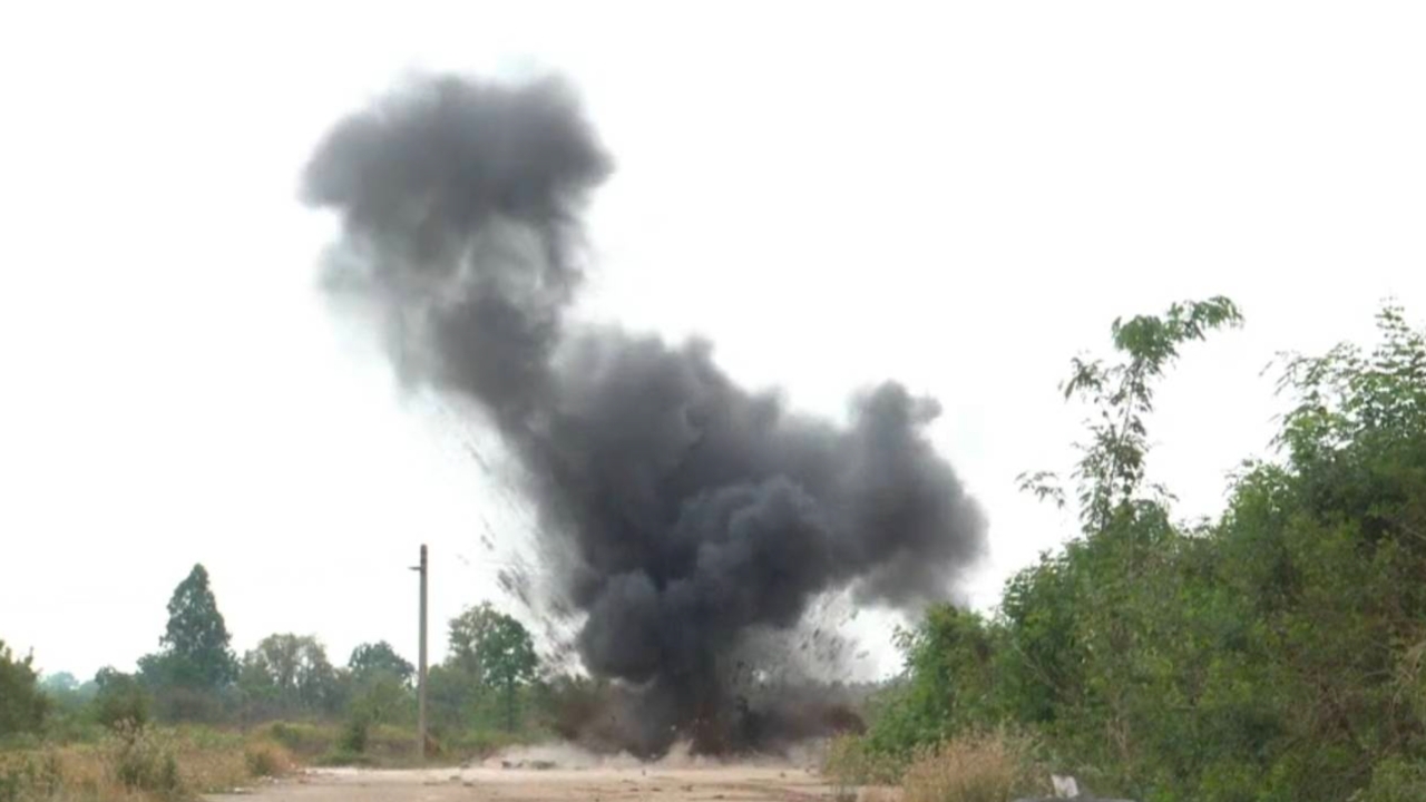 เจ้าหน้าที่เร่งเก็บกู้ลูกปืน ค. 120 มม. สภาพพร้อมทำงาน ตกค้างที่บ้านหนองจาน