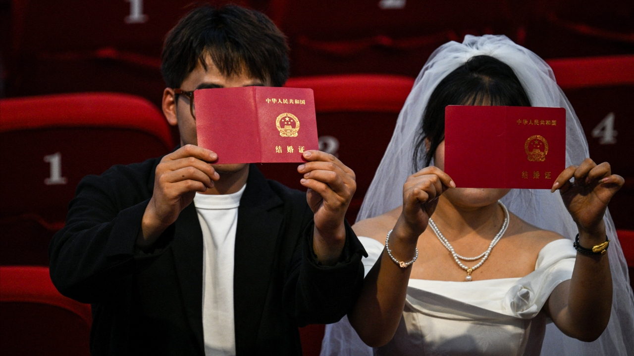 ชาวจีนแต่งงานมากขึ้นในปี 2568 แต่อัตราเกิดยังวิกฤติ