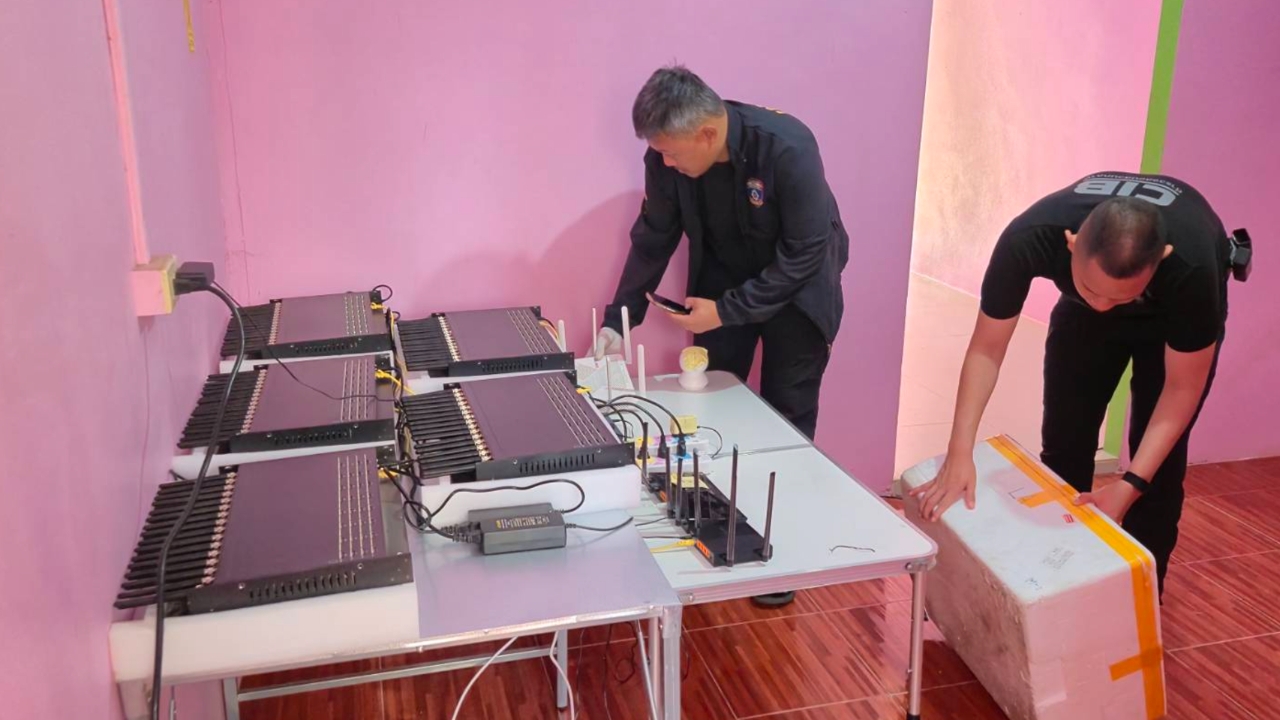 บุกทลายฐาน “ซิมบ็อกซ์” กลางชุมชนในวังน้ำเย็น เชื่อมโยงเครือข่ายอาชญากรรมทางเทคโนโลยี