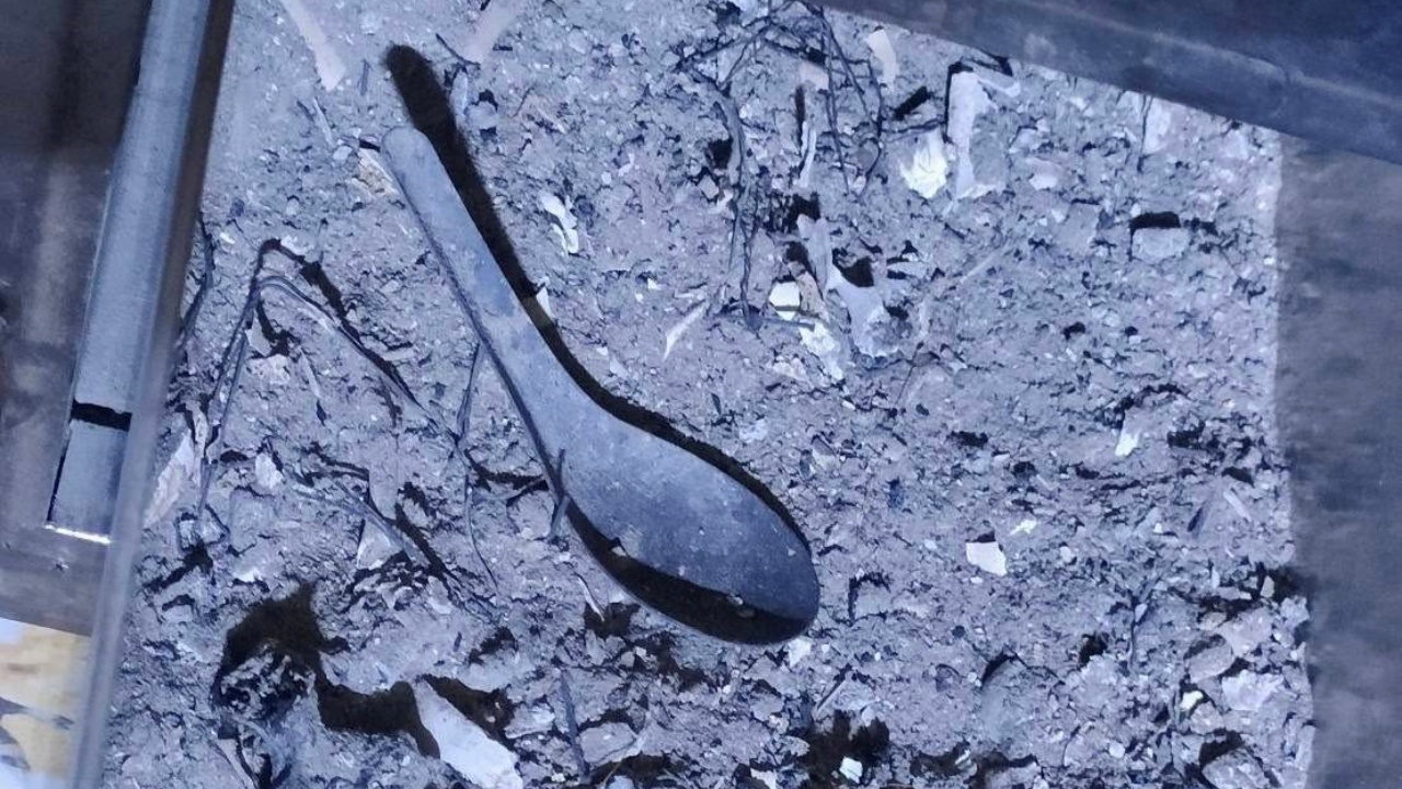 "พลทหาร" วัย 22 ดับปริศนาในเรือนจำ มบท. หลังเผาศพพบ "ช้อนสั้น" ปนอยู่กับกระดูก