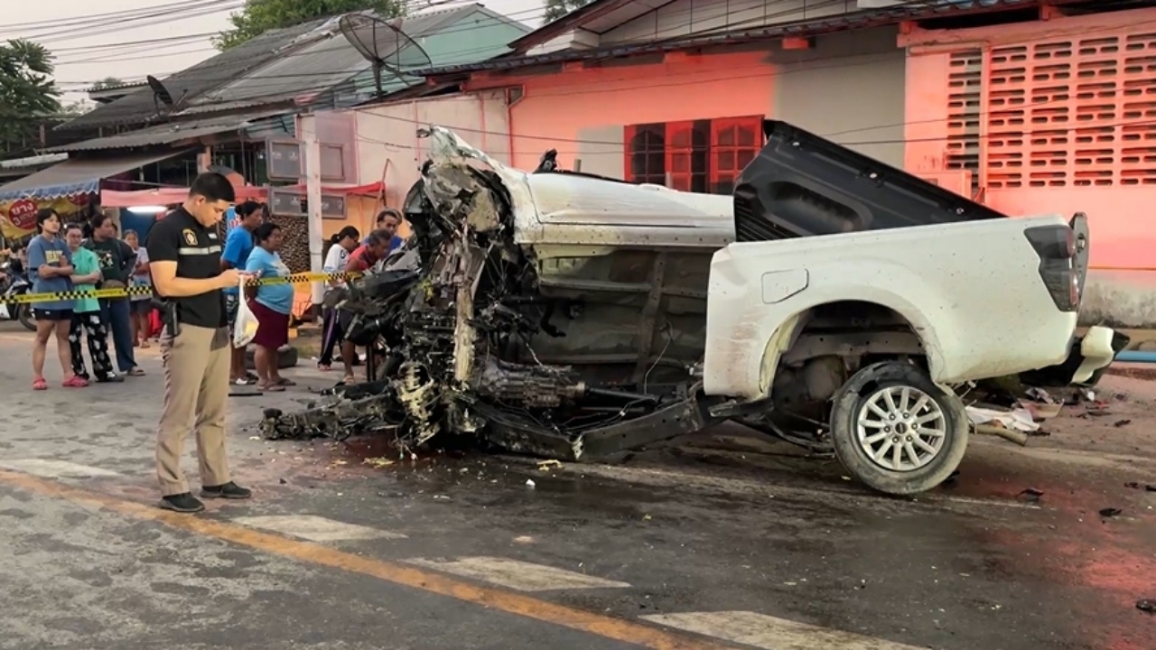 อุบัติเหตุสลด กระบะชนสนั่น กลางสี่แยกไฟแดง จ.ชัยนาท ดับ 5 บาดเจ็บสาหัส 4