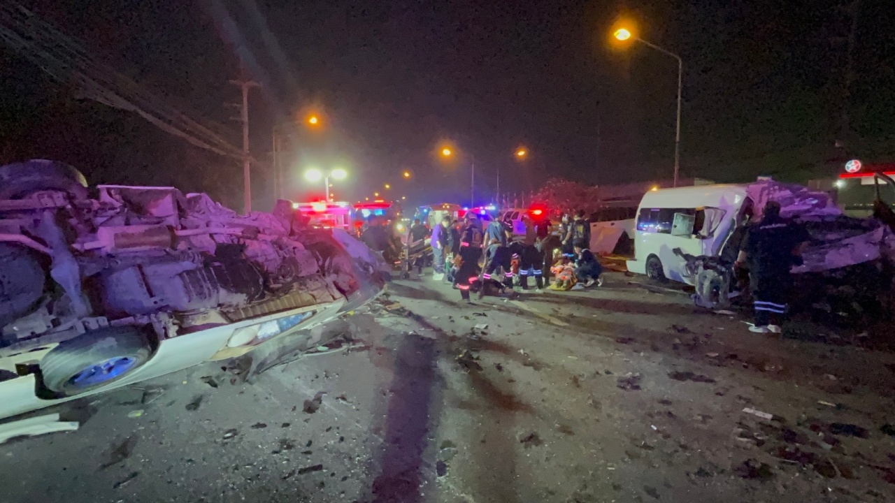 รถตู้หลุดโค้งพุ่งข้ามเลน ชนสนั่นที่ จ.ชลบุรี เจ็บระนาว 16 ราย ดับ 3 ศพ