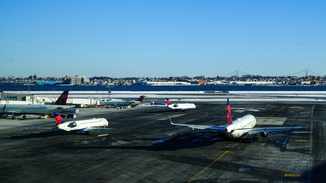 ระทึก เครื่องบิน "เดลตา แอร์ไลน์ส" ลงจอดฉุกเฉิน หลังนักบินแจ้งว่ามีผู้โดยสารพยายามบุกห้องนักบิน