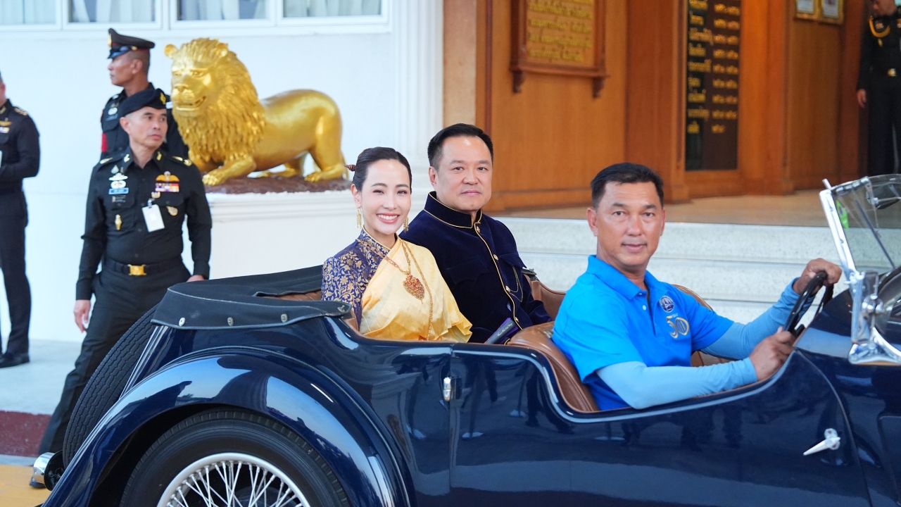 “อนุทิน” ควง “จ๋า” แต่งชุดไทย ขอบคุณคนเมืองเพชรฯ เลือกภูมิใจไทยยกจังหวัด