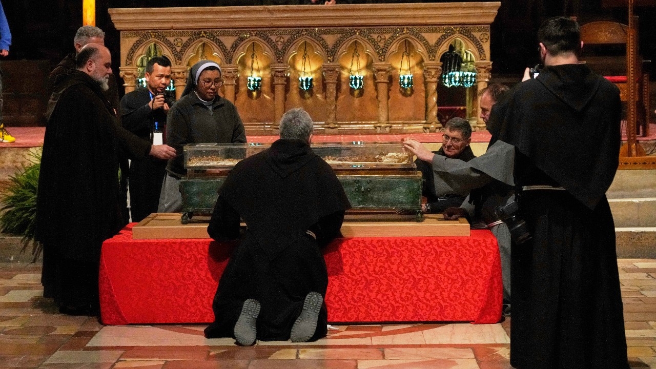 อิตาลีจัดแสดง "กระดูกนักบุญฟรังซิส" ครั้งแรกในประวัติศาสตร์ ครบ 800 ปีการมรณกรรม