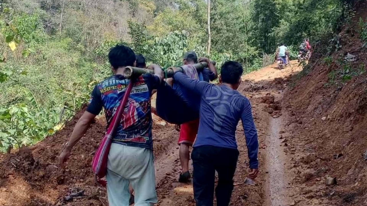 ชาวบ้านแม่ปอ หามเปลลุยโคลน 6 กม. ส่งผู้ป่วยรักษาต่อ สุดยื้อเสียชีวิตหลังถึง รพ.