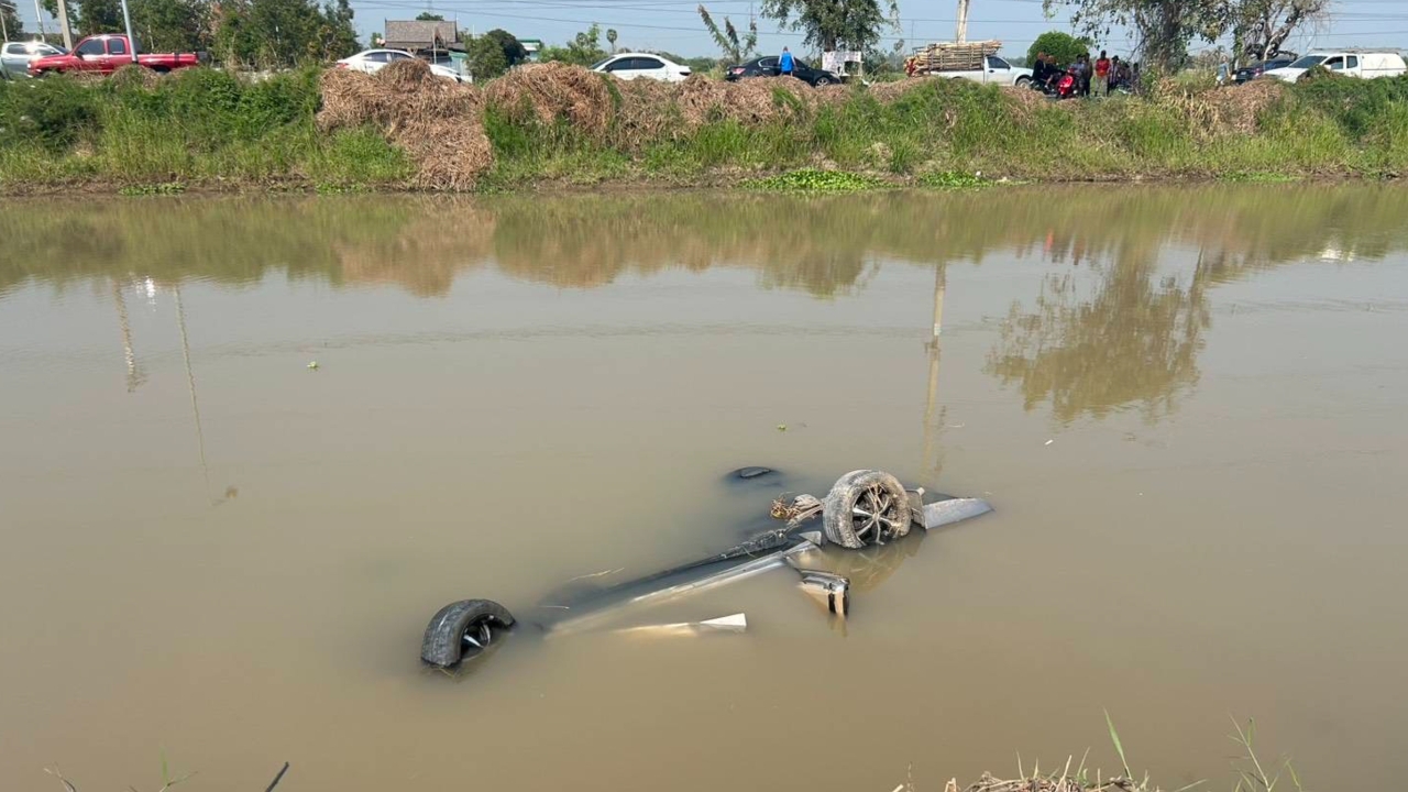 อุบัติเหตุสลด หนุ่มขับกระบะพาญาติไปซื้อของ เสียหลักตกคลอง ดับ 3 ศพ เด็ก 10 ขวบรอด