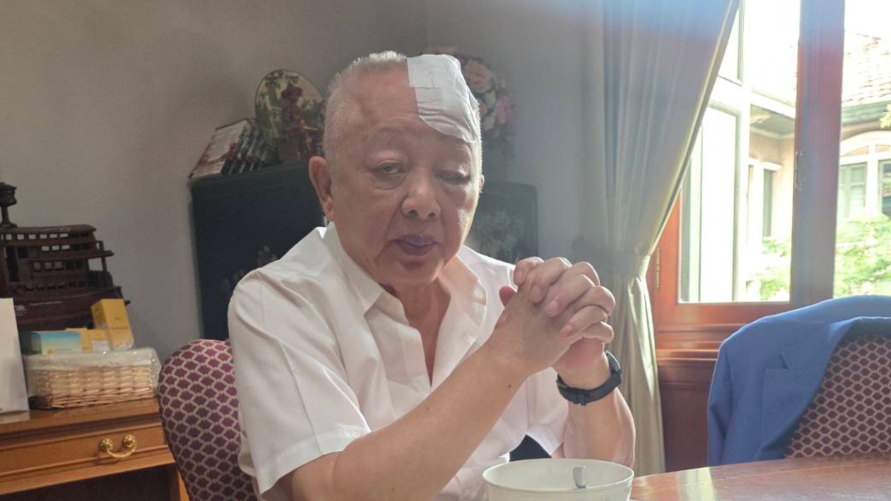 “สนธิ” ศีรษะแตก ตาบวม แพทย์ต้องเย็บ 20 เข็ม ต้องพักอย่างน้อย 2-3 สัปดาห์(คลิป)