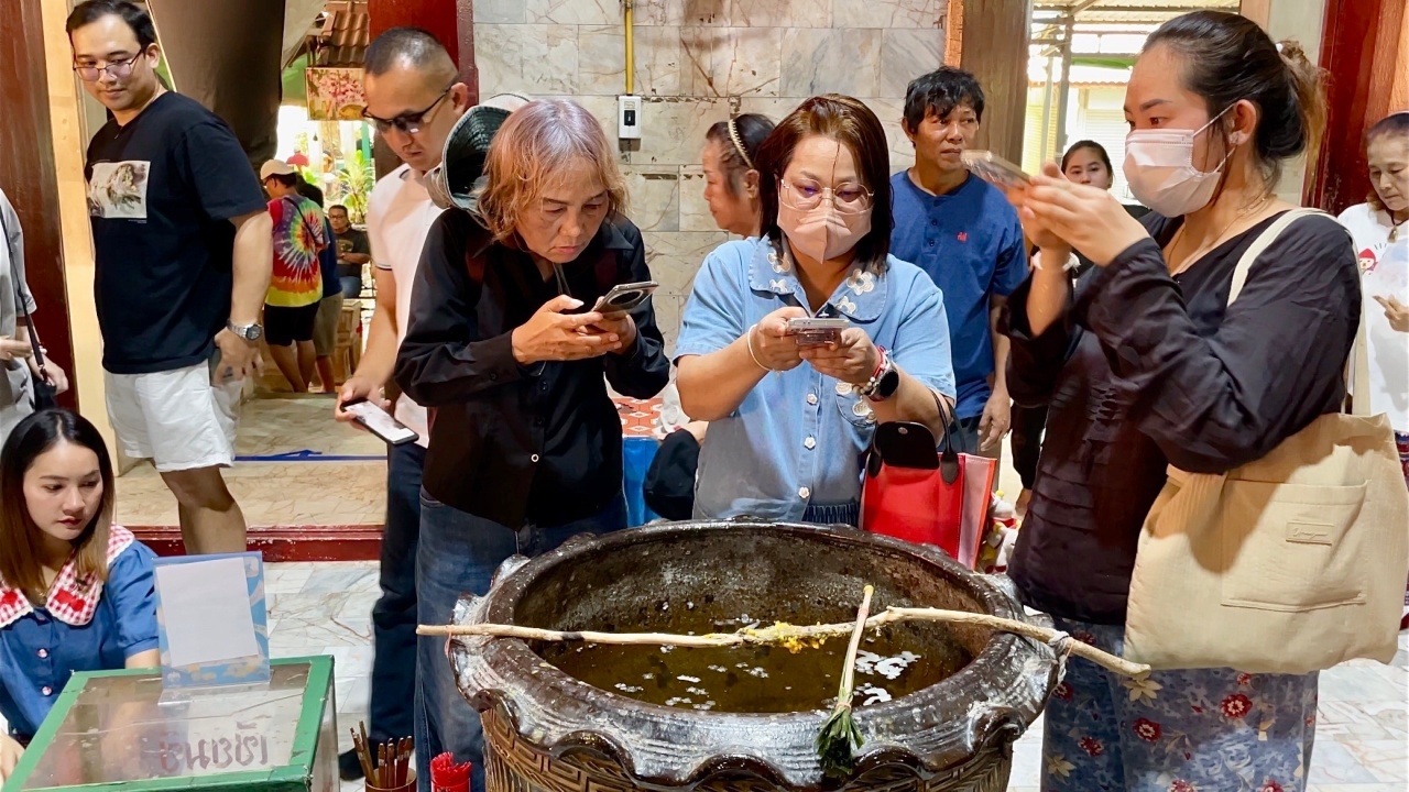 คนหวยมาขอพร "หลวงพ่อปากแดง" เสริมสิริมงคล ไม่ลืมส่อง "เลขเด็ด" อ่างน้ำมนต์