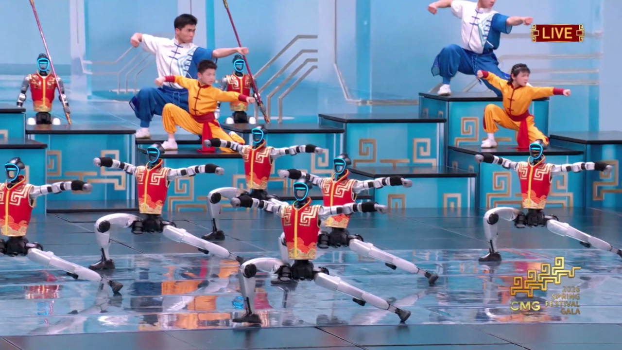 จีนโชว์ล้ำ กองทัพหุ่นยนต์ฮิวแมนนอยด์ขโมยซีน งานกาล่าตรุษจีน 2026