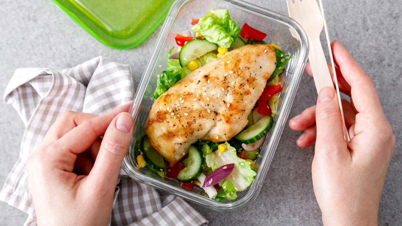 "โปรตีน" ควรกินวันละกี่กรัม เปิดวิธีคำนวณโปรตีน กินแค่ไหนถึงจะหุ่นดี สุขภาพแข็งแรง