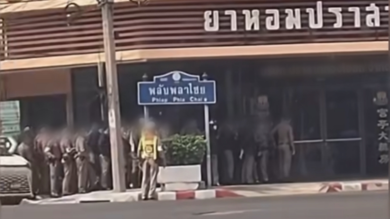 โซเชียลวิจารณ์สนั่น ภาพตำรวจยื่นต่อแถวรับซอง "อั่งเปา" ล่าสุด บช.น. ชี้แจงแล้ว