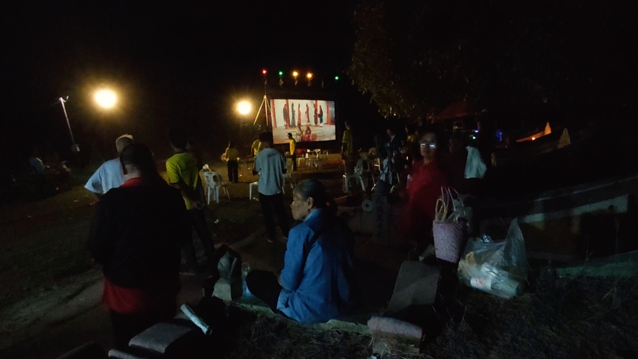 สุสานจัดหนังกลางแปลง 4 เรื่อง เสิร์ฟบรรพบุรุษกว่า 330 หลุม ต้อนรับเทศกาลตรุษจีน