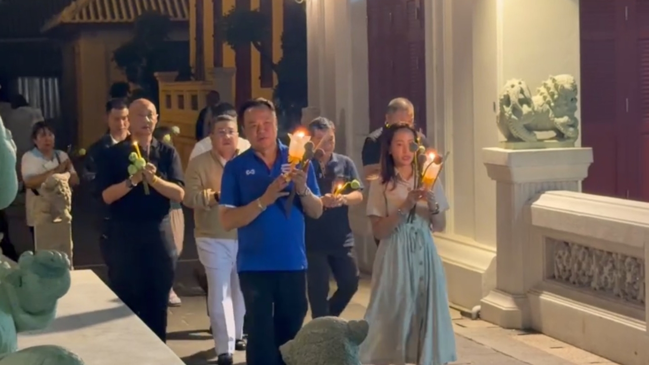 “อนุทิน” ควง “จ๋า” เวียนเทียนวันมาฆบูชา ประชาชนขอถ่ายรูป ชมหล่อเหมือนเด็ก