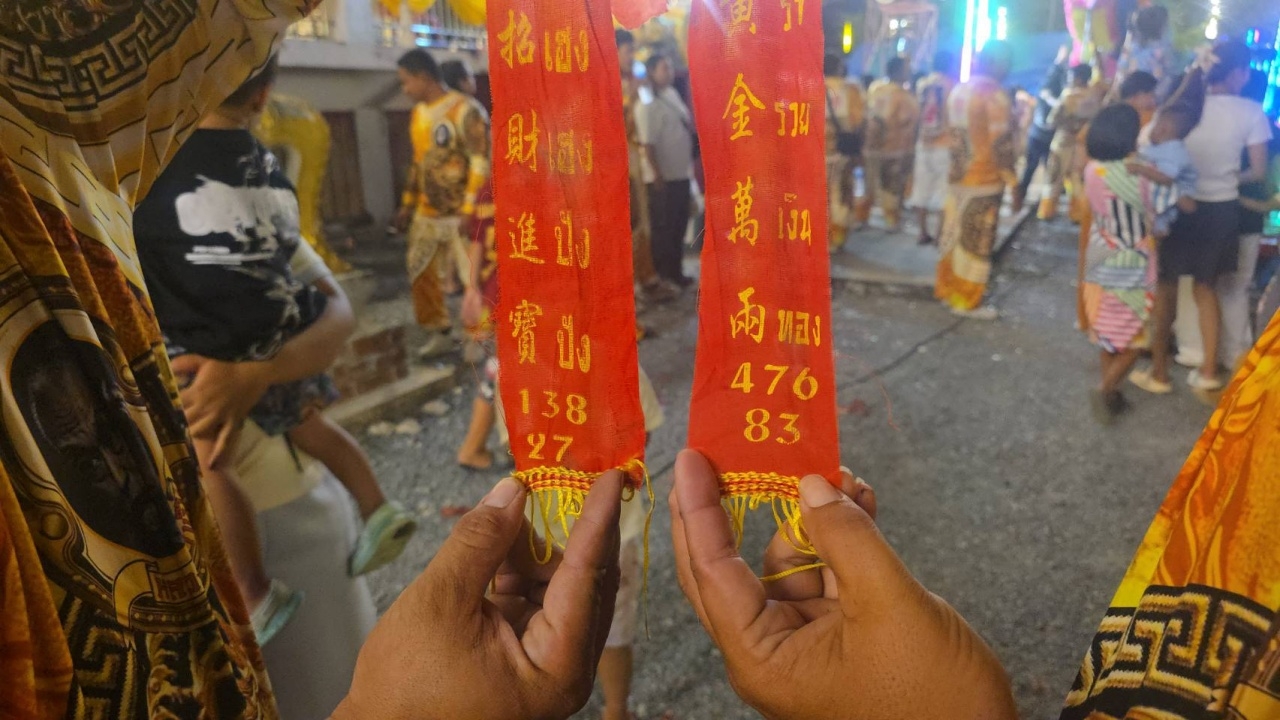 คอหวยแห่ส่อง "เลขเด็ด" ปลายประทัด คณะสิงโต "มังกรทอง" แสดงโชว์ปิดทอง 99 ลูก