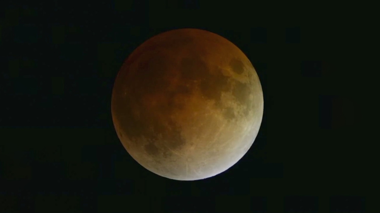 ชมสด "จันทรุปราคาเต็มดวง" ปรากฏการณ์ "ดวงจันทร์สีแดงอิฐ" นาน 39 นาที