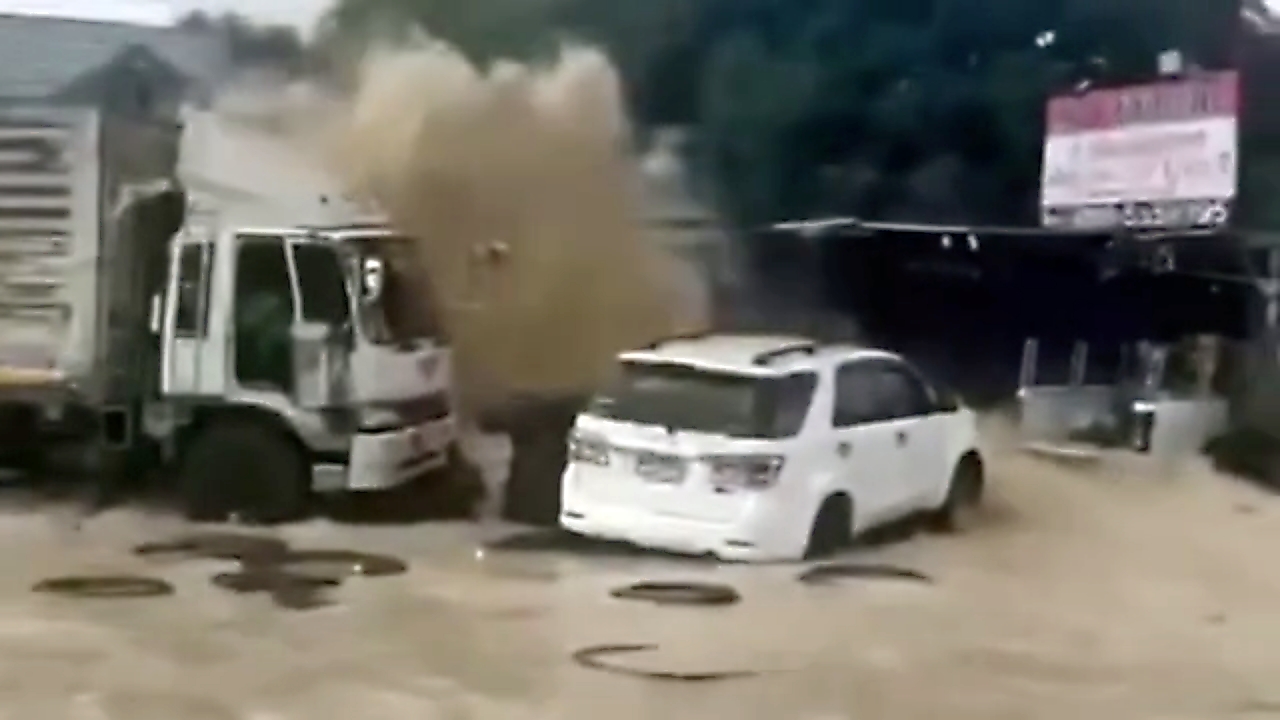 ท่อประปาแตก 3 จุด น้ำพุ่งสูงกลางถนน รถ–ร้านยาง ได้รับความเสียหาย