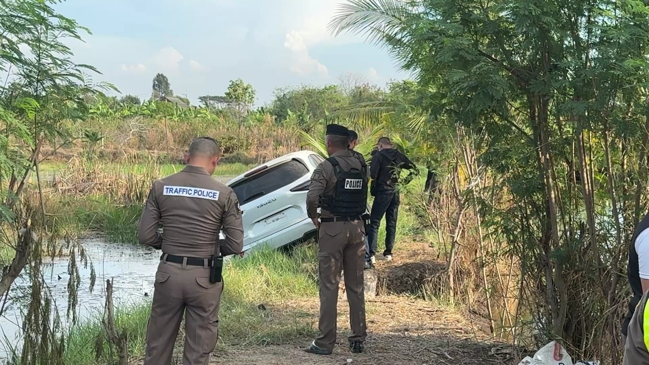 หนุ่มยิงสู้ขอตรวจค้น โดน ตร.-ชาวบ้าน เจ็บ 2 ก่อนซิ่งรถตกบ่อ เผ่นหนี